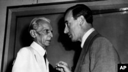 Raja muda India Lord Mountbatten (kanan) berbicara dengan pemimpin Liga Muslim, Muhammed Ali Jinnah, dalam konferensi mengenai pemisahan India di New Delhi, pada 10 Juni 1947. (Foto:AP/Max Desfor)