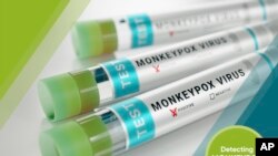 Tubos de ensayo con pruebas de la viruela del mono. Foto AP.