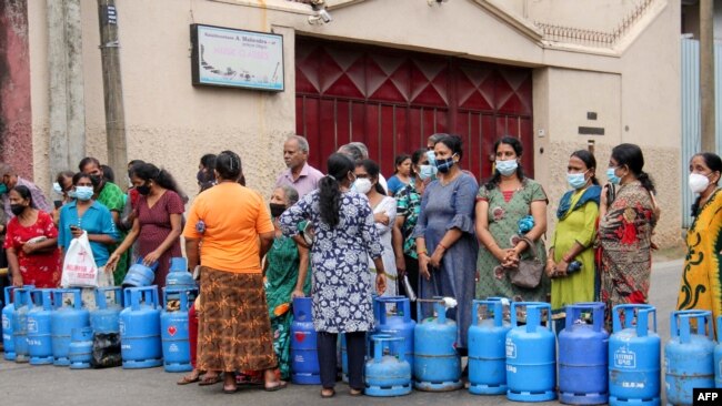 Ibu-ibu rumah tangga antre untuk mendapatkan gas LPG di Kolombo bulan Juni lalu, sementara Sri Lanka dilanda krisis ekonomi parah (foto: dok).