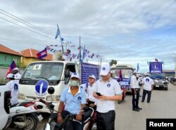 Supporters of the opposition party, Candlelight Party, take part in a campaign rally for the upcoming local elections on June 5, in Phnom Penh, Cambodia May 21, 2022. Picture taken May 21, 2022. (REUTERS/Prak Chan Thul)