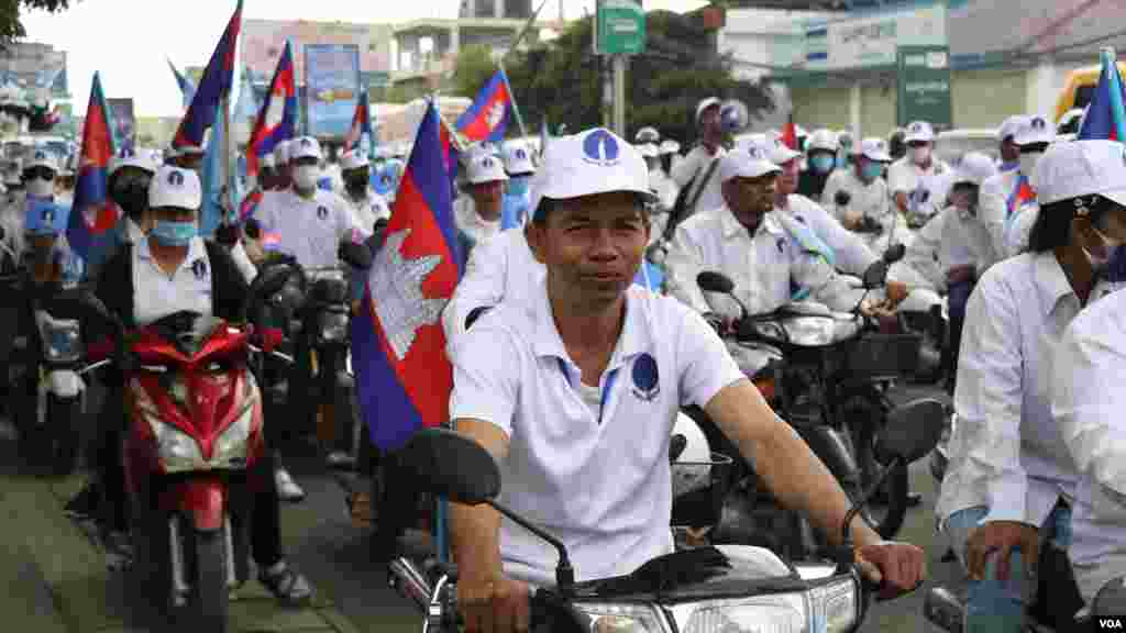 អ្នកគាំទ្រ​គណបក្ស​ភ្លើង​ទៀន​ដង្ហែ​ក្បួន​នៅ​រាជធានី​ភ្នំពេញ នា​ថ្ងៃ​បញ្ចប់​នៃ​យុទ្ធនាការ​ឃោសនា​រក​សំឡេង​ឆ្នោត ថ្ងៃទី​៣ ខែមិថុនា ឆ្នាំ​២០២២។ (ស៊ុន ណារិន/វីអូអេ)