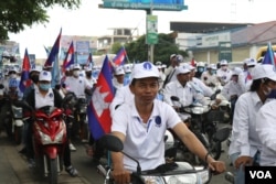 FILE - Supporters of Candlelight Party marched on the final day of election campaign in Phnom Penh, on June 3, 2022. (Sun Narin/VOA Khmer)