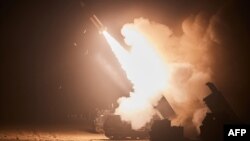 한국 합동참모본부는 6일 새벽 4시 45분부터 10여 분간 전날 북한의 단거리 탄도미사일 8발 발사 도발에 대응해 미국과 연합으로 지대지미사일 에이태킴스를 대응 사격했다며 사진을 공개했다.