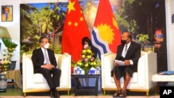 基里巴斯总统兼外长塔内希∙马茂（Taneti Maamau）2022年5月27日在该国的塔拉瓦地区会见到访的中国外长王毅。本照片由新华社发布，美联社提供。