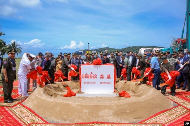 រូបឯកសារ៖ ឯកអគ្គរដ្ឋទូតចិនប្រចាំនៅកម្ពុជា លោក Wang Wentian និងរដ្ឋមន្ត្រីក្រសួងការពារជាតិ លោក ទៀ បាញ់ អញ្ជើញចូលរួមជាគណៈអធិបតីក្នុងពិធីបញ្ចុះបឋមសិលា និងបើកការដា្ឋនសាងសង់រោងជាងជួសជុលនាវា និងផែសំចត នៅមូលដ្ឋានកងទ័ពជើងទឹករាម ក្នុងខេត្តព្រះសីហនុ ថ្ងៃទី ៨ ខែមិថុនា ឆ្នាំ២០២២។ (Fresh News via AP)