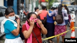Familiares de detenidos en El Salvador lloran por la suerte de sus seres queridos encarcelados en San Salvador el 7 de junio de 2022.
