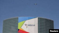 Un helicóptero de la policía de Los Ángeles vuela cerca del centro de convenciones durante la novena Cumbre de las Américas en Los Ángeles.