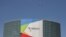 Un helicóptero de la policía de Los Ángeles vuela cerca del centro de convenciones durante la novena Cumbre de las Américas en Los Ángeles.