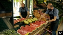 Radnik na pijaci u Ankari raspoređuje lubenice na tezgi 3. juna 2022. Godišnja stopa inflacije u Turskoj iznosila je 73,5 odsto u maju (Foto: AP/Burhan Ozbilici)