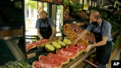 Seorang pedagang buah tampak menyusun buah dagangannya di sebuah pasar di Ankara, Turki, pada 3 Juni 2022. Inflasi tahunan Turki tercatat menyentuh 73,5 persen pada Mei 2022, menurut data resmi yang dikeluarkan Badan Pusat Statistik negara tersebut. (Foto: AP/Burhan Ozbilici)