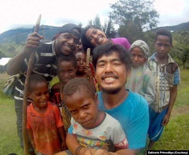 Adit dan anak-anak Kosarek, mementingkan pendidikan yang mengutamakan kearifan lokal.