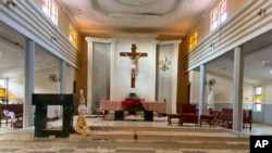 Gereja Katolik St. Fransiskus di Owo, negara bagian Ondo, Nigeria, pasca serangan kawanan bersenjata, 5 Juni 2022,.
