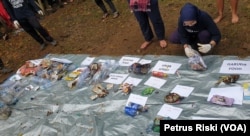 Brand audit sampah plastik di gunung, untuk menunjukkan bahaya sampah plastik dan tanggung jawab produsen terhadap kemasan produknya. (Foto: VOA/Petrus Riski)