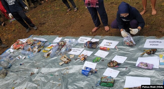 Brand audit sampah plastik di gunung, untuk menunjukkan bahaya sampah plastik dan tanggung jawab produsen terhadap kemasan produknya. (Foto: VOA/Petrus Riski)
