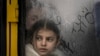 Девочка, эвакуировавшаяся из Ирпеня 9 марта 2022 года. Фото сделано 9 марта 2022 года. AP/Вадим Гирда