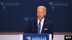 El presidente de los Estados Unidos, Joe Biden, se dirige a una sesión plenaria de la 9.ª Cumbre de las Américas en Los Ángeles, California, el 9 de junio de 2022.