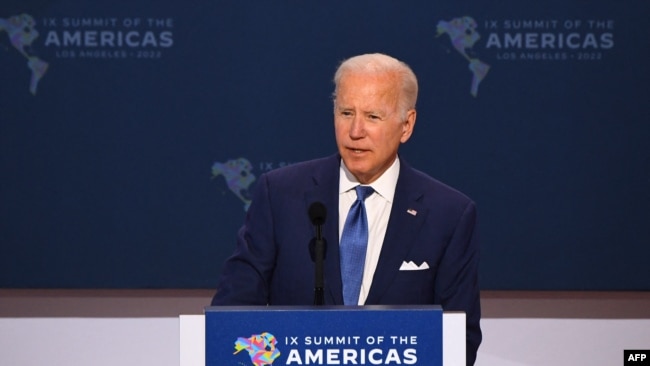 El presidente de los Estados Unidos, Joe Biden, se dirige a una sesión plenaria de la 9.ª Cumbre de las Américas en Los Ángeles, California, el 9 de junio de 2022.