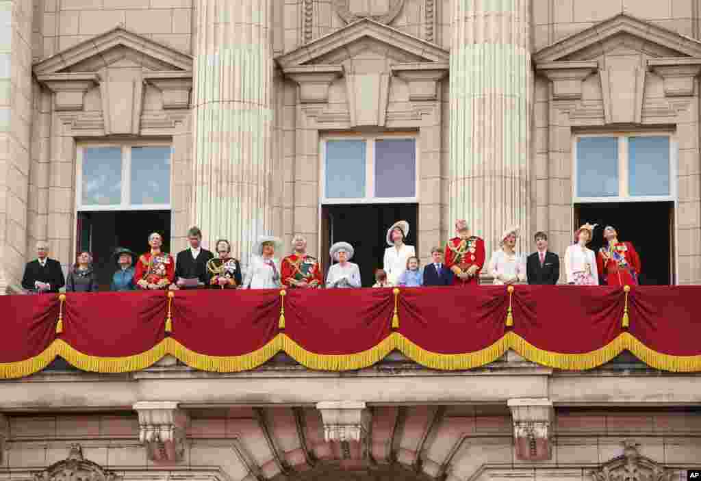 La familia real se reúne en el balcón del Palacio de Buckingham, Londres, mientras ven pasar un avión de la Royal Air Force, por las celebraciones con motivo del Jubileo de Platino.&nbsp;