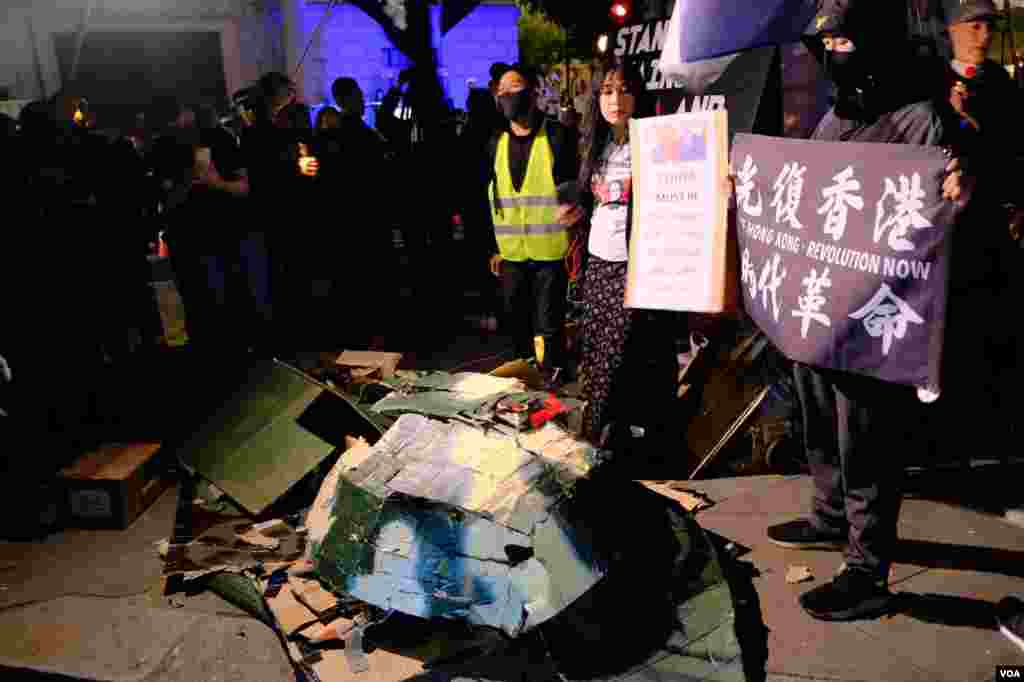 示威者在結束抗議前在中國大使館外打爛紙紮坦克。（美國之音鄭樂捷）