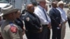 Kepala Polisi Sekolah Uvalde Pete Arredondo, ketiga dari kiri, berdiri saat konferensi pers di luar sekolah dasar Robb di Uvalde, Texas, pada 26 Mei 2022. (Foto: AP)