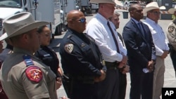 피트 아리돈도 유밸디 교육국 경찰서장(왼쪽에서 세 번째 제복차림)이 지난 5월 26일 유밸디 총격 사건 관련 기자회견장에 서 있다. (자료사진) 