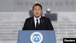 El nuevo presidente de Corea del Sur, Yoon Suk Yeol, habla en un acto en Seúl el 6 de junio de 2022.