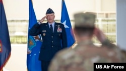 2022年6月10日，美国空军准将保罗·伯奇在关岛安德森空军基地的第36联队指挥权交接仪式上向官兵敬礼。(美国空军照片)