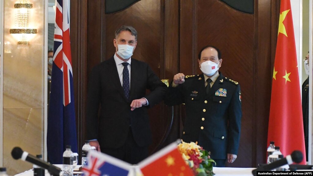 澳大利亚新任国防部长理查德∙马勒斯与中国国防部长魏凤和今年6月在新加坡出席香格里拉安全论坛期间举行了一个小时双边会晤。(photo:VOA)