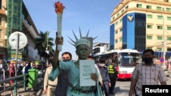 Cambodian-U.S. lawyer Theary Seng dressed up as a chained Statue of Liberty, arrives for her treason verdict at Phnom Penh Municipal Court, in Phnom Penh, Cambodia, June 14, 2022. 