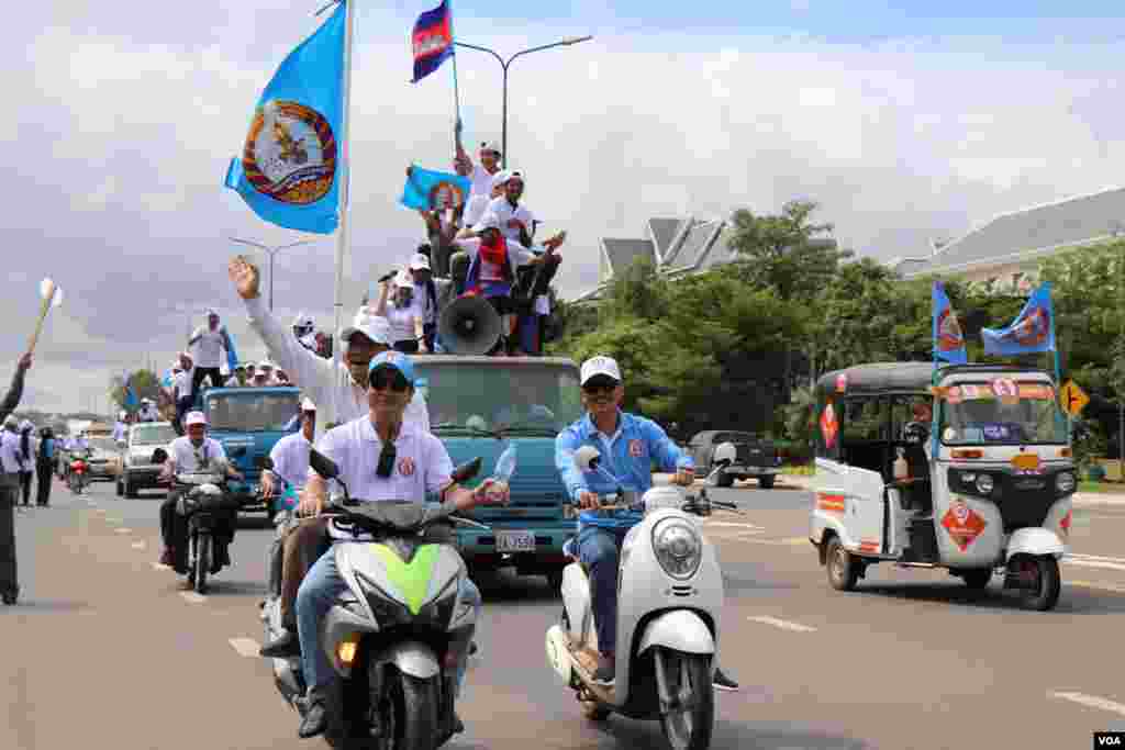 សកម្មជននិងអ្នកគាំទ្រចូលរួមហែក្បួនចុង​ក្រោយ​នៃ​យុទ្ធ​នាការ​ឃោសនាបោះឆ្នោត​ឃុំសង្កាត់ ​របស់​គណបក្ស​ប្រជា​ជន​កម្ពុជា ​នៅ​ក្នុង​ក្រុង​សៀម​រាប នៅ​ថ្ងៃទី០៣ ខែមិថុនា ឆ្នាំ ២០២២។ (លាស់ លីបលីប​/​វីអូអេ) 