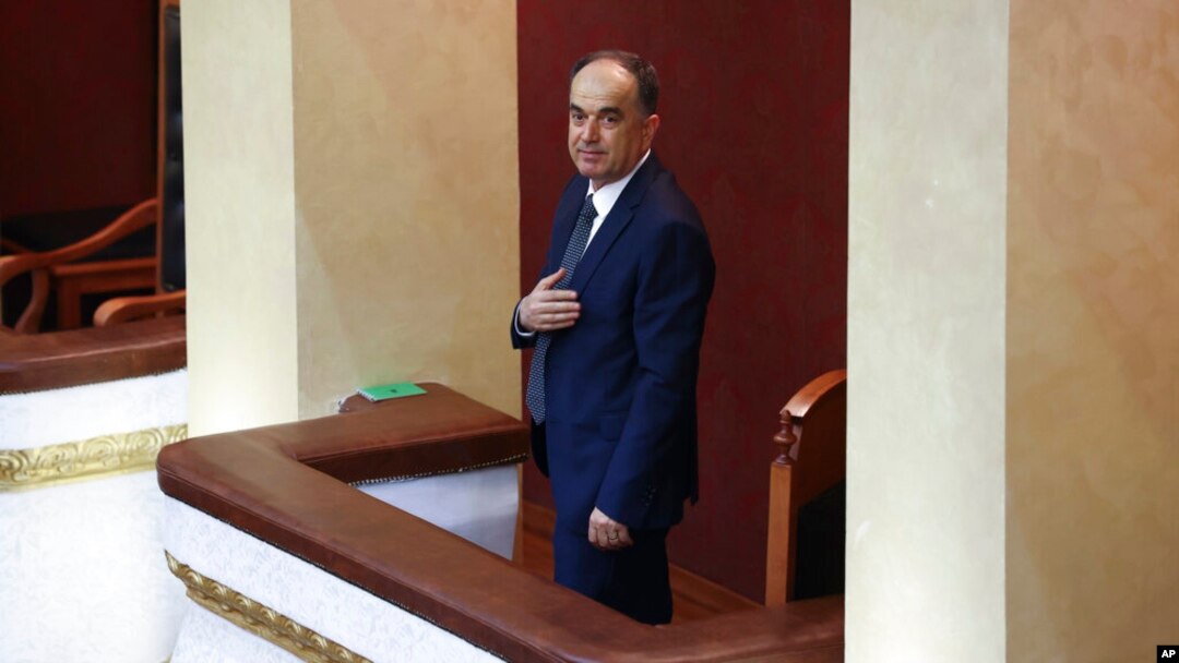 General-major Bajram Bega pozdravlja člaove parlamenta nakon što je izabran za predsednika Albanije, u Tirani, Albanija, 4. juna 2022.