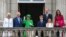 (De goch a dwat) Camilla, Duchès Cornwall, Prens Charles, Rèn Elizabeth II, Prens George, Prens William, Prensès Charlotte, Prens Louis ak Kate, Duchès Cambridge la sou balkon Palè Buckingham nan nan Lond, Dimanch 5 Jyen 2022. 