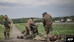 우크라이나 동부 돈바스 지역에서 러시아군에 맞서 싸우고 있는 장병들이 지난달 21일 동료들을 지원하고 있다. (자료사진)