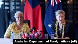 澳大利亚外交部长黄英贤在太平洋岛国萨摩亚与萨摩亚总理马塔阿法举行联合记者会。（2022年6月2日）