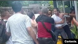 Captura de pantalla de video que registra ataque de simpatizantes del gobierno de Nicolás Maduro contra el líder opositor Juan Guaidó. [Divulgado por líder opositor Freddy Guevara]