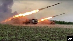 En esta foto del folleto publicada por el Servicio de Prensa del Ministerio de Defensa de Rusia el 1 de junio de 2022, los lanzacohetes múltiples Uragan del ejército ruso disparan misiles contra las tropas ucranianas en un lugar no especificado.