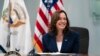 Wakil Presiden AS Kamala Harris tersenyum saat berdiskusi dengan sejumlah tokoh pemuka agama di Los Angeles, pada 6 Juni 2022. (Foto: AP/Jae C. Hong)