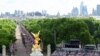 Publik menyaksikan parade Trooping the Color dari tribun The Mall saat perayaan Platinum Jubilee Ratu Elizabeth II di London, 2 Juni 2022. (Foto: via Reuters)