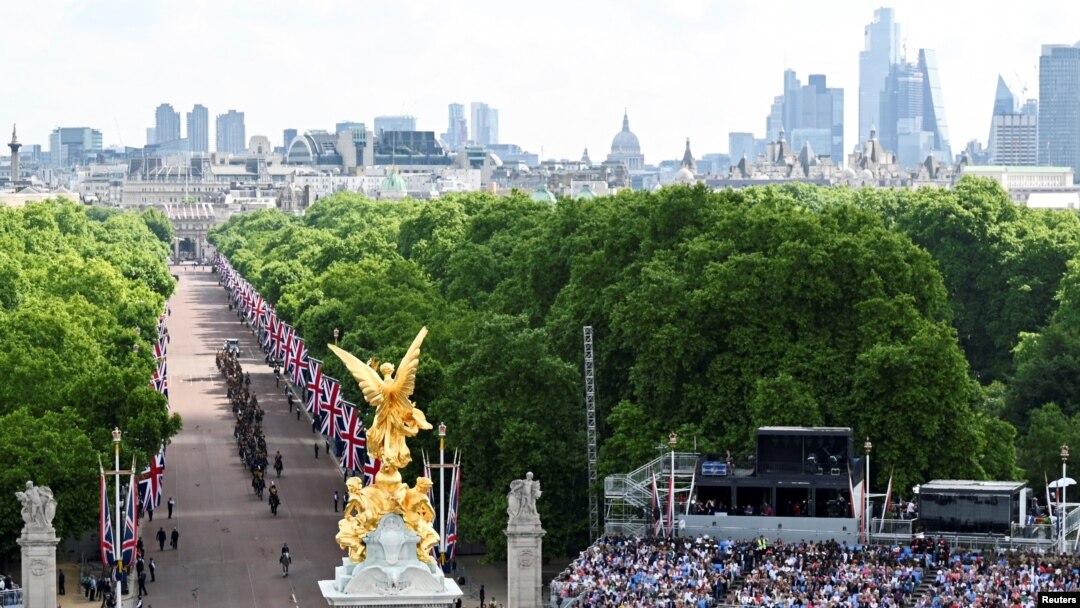 Publik menyaksikan parade Trooping the Color dari tribun The Mall saat perayaan Platinum Jubilee Ratu Elizabeth II di London, 2 Juni 2022. (Foto: via Reuters)