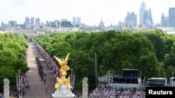 Publik menyaksikan parade Trooping the Color dari tribun The Mall saat perayaan Platinum Jubilee Ratu Elizabeth II di London, 2 Juni 2022. (Foto: via Reuters)