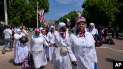 Las celebraciones inclusivas con los diversos grupos que conforman el pueblo británico. Un grupo de monjas caminan en las calles de londres portando atuendos y banderas por los actos. (Foto AP)