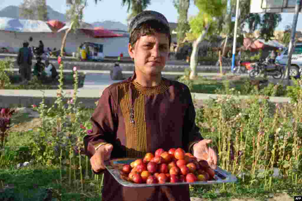 Sotuvchi bola. Qandahor, Afg'oniston.&nbsp;