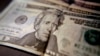 ARHIVA - Novčanica od 20 dolara (Foto: AP/Keith Srakocic) 