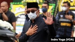 Gubernur Jawa Barat Ridwan Kamil saat tiba di Tanah Air bersama dengan jenazah putranya Eril. (Foto: VOA/Indra Yoga)