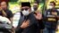 Gubernur Jawa Barat Ridwan Kamil saat tiba di Tanah Air bersama dengan jenazah putranya Eril. (Foto: VOA/Indra Yoga)