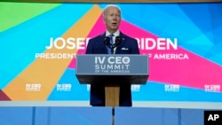Prezidan Joe Biden pale pandan rankont PDG yo nan 9em Some Dez Amerik la Jedi 9 Jyen nan vil Los Angeles, eta Kalifoni. 
