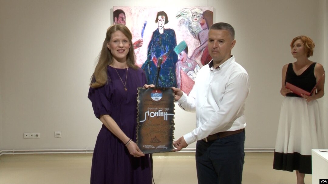 Princeza Danica Karađorđević prima nagradu Longin u ime svog oca Milana Cileta Marinkovića na otvaranju Likovne kolonije u Gračanici