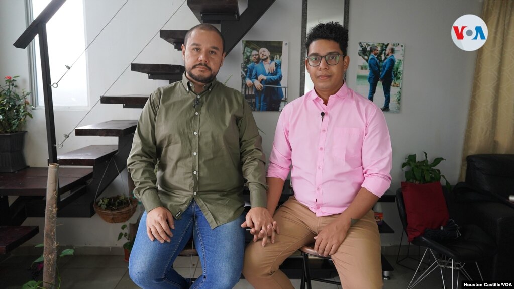 El nicaragüense Víctor Manuel Pérez conoció al tico Francisco Agüero por medio de una app. "Comenzamos primero a hablar de política, hasta después sobre nosotros", comentan.  Foto Houston Castillo, VOA