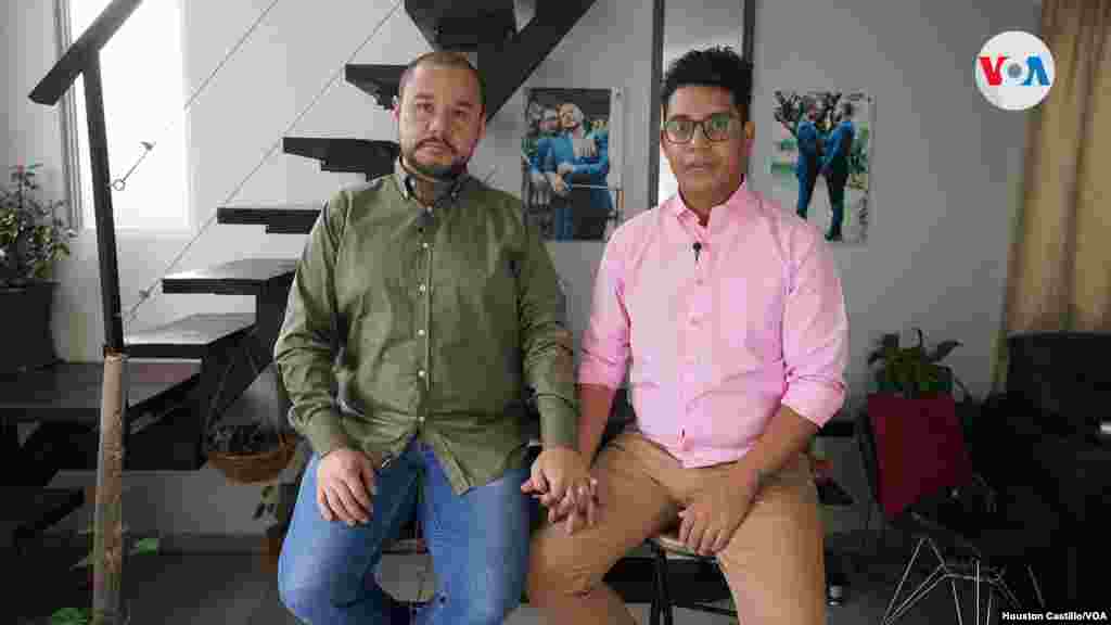 El nicaragüense Víctor Manuel Pérez conoció al tico Francisco Agüero por medio de una app. &quot;Comenzamos primero a hablar de política, hasta después sobre nosotros&quot;, comentan.&nbsp; Foto Houston Castillo, VOA