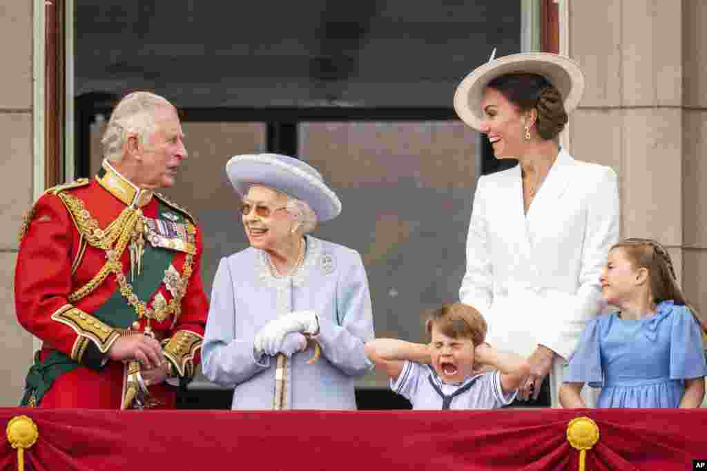 Britain&#39;s Prince Charles, Queen Elizabeth II, Prince Louis, Kate, Duchess of Cambridge and Princess Charlotte stands on the balcony of Buckingham Palace after the Trooping the Color ceremony in London on the first of four days of celebrations to mark the Platinum Jubilee.